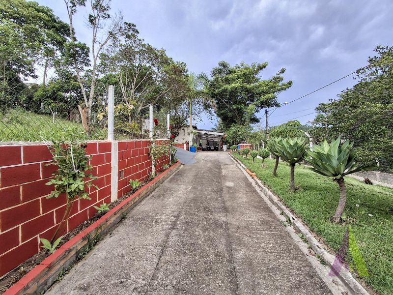 Chácara com piscina e churrasqueira em Mairinque!