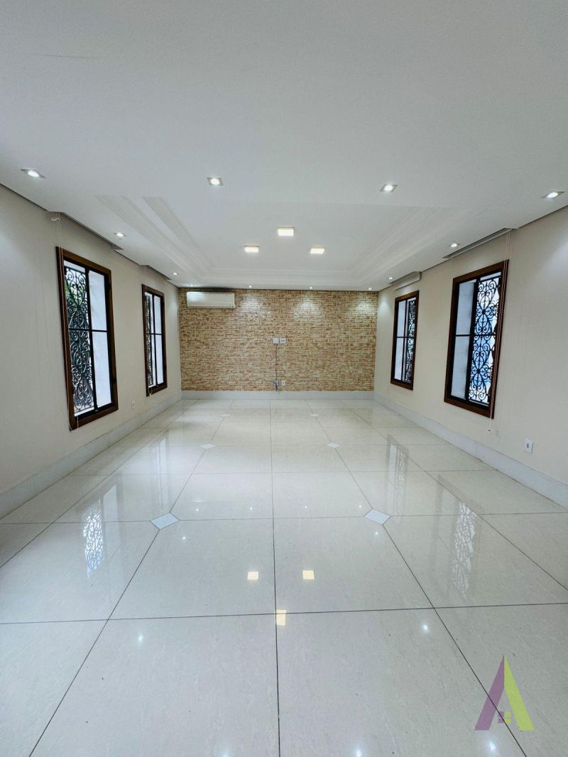 Casa Térrea Alto Padrão em Bairro Tradicional de São Roque!