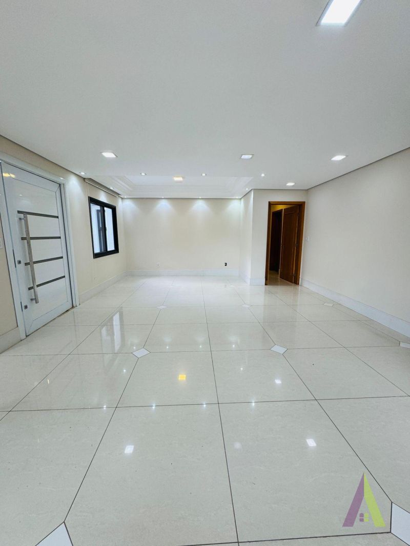 Casa Térrea Alto Padrão em Bairro Tradicional de São Roque!