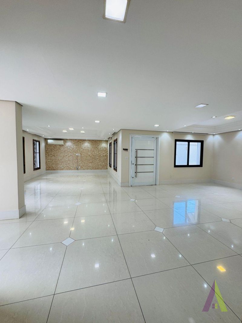 Casa Térrea Alto Padrão em Bairro Tradicional de São Roque!