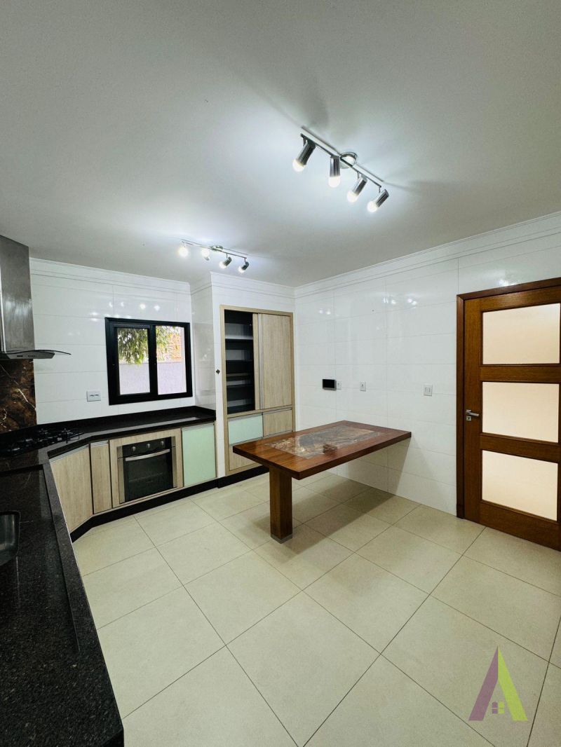 Casa Térrea Alto Padrão em Bairro Tradicional de São Roque!