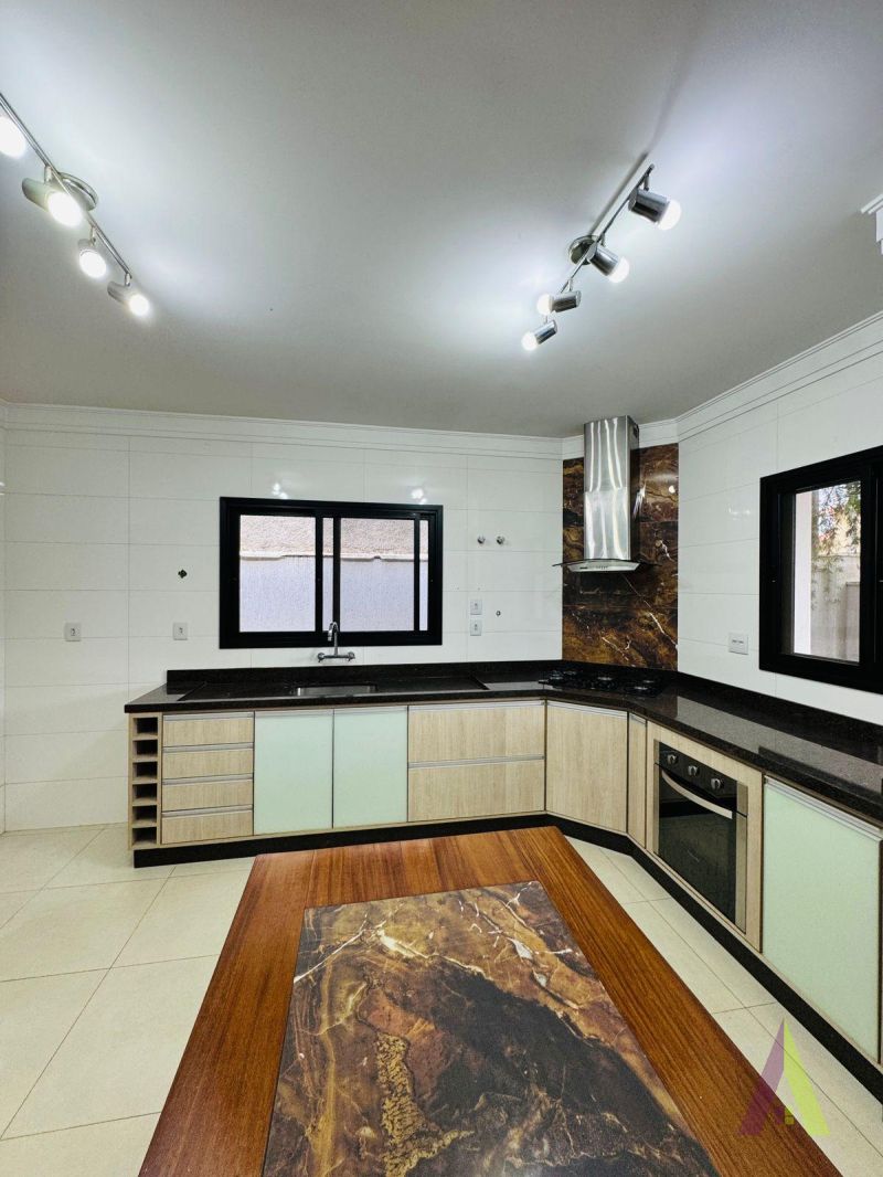 Casa Térrea Alto Padrão em Bairro Tradicional de São Roque!