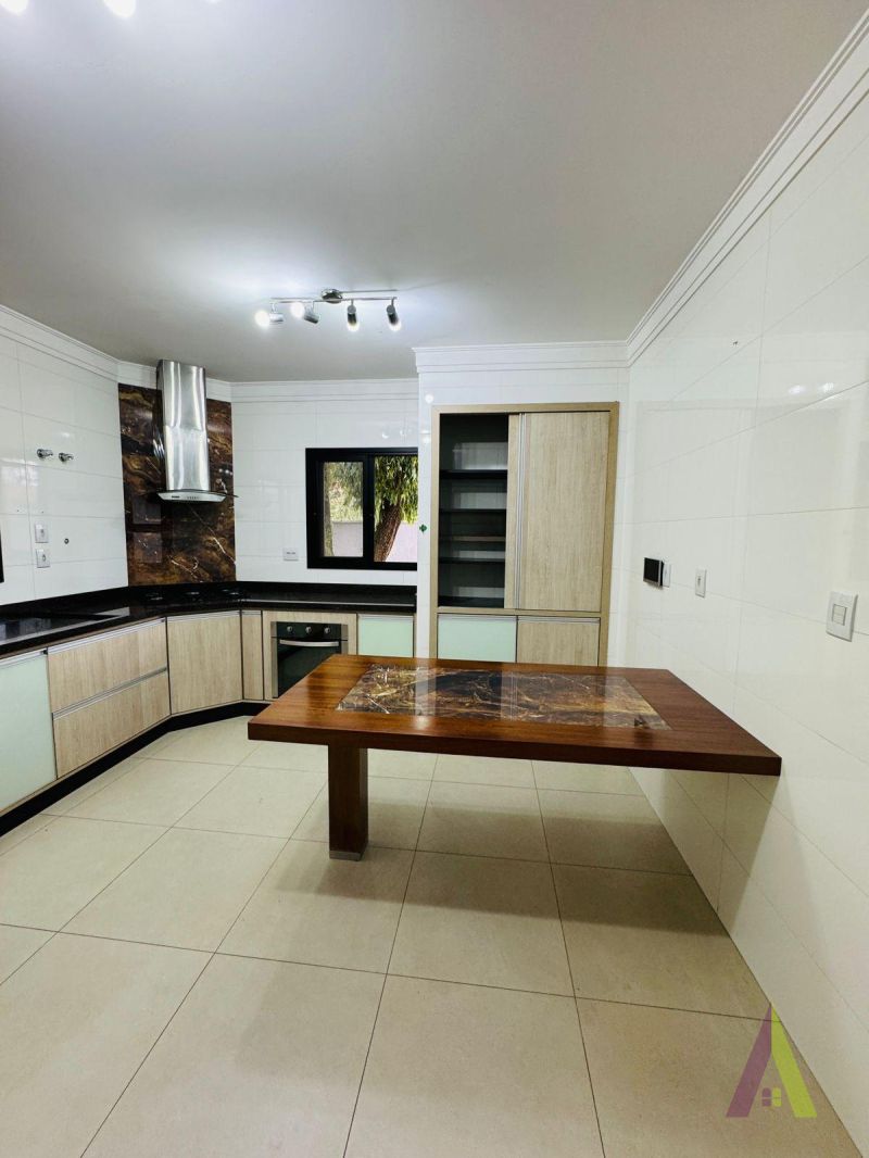 Casa Térrea Alto Padrão em Bairro Tradicional de São Roque!