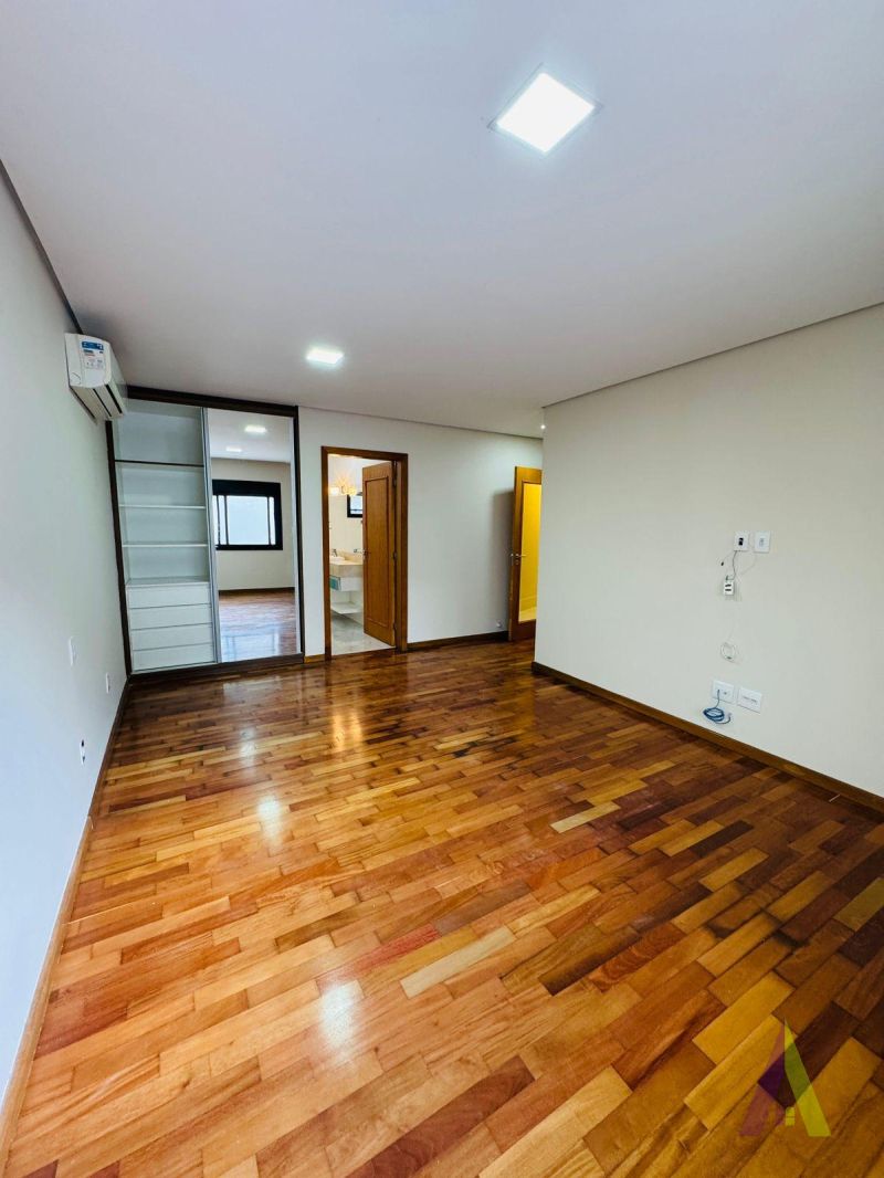 Casa Térrea Alto Padrão em Bairro Tradicional de São Roque!