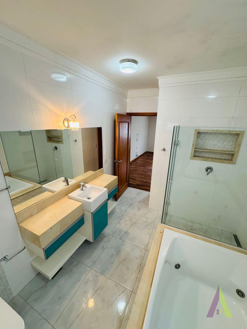 Casa Térrea Alto Padrão em Bairro Tradicional de São Roque!