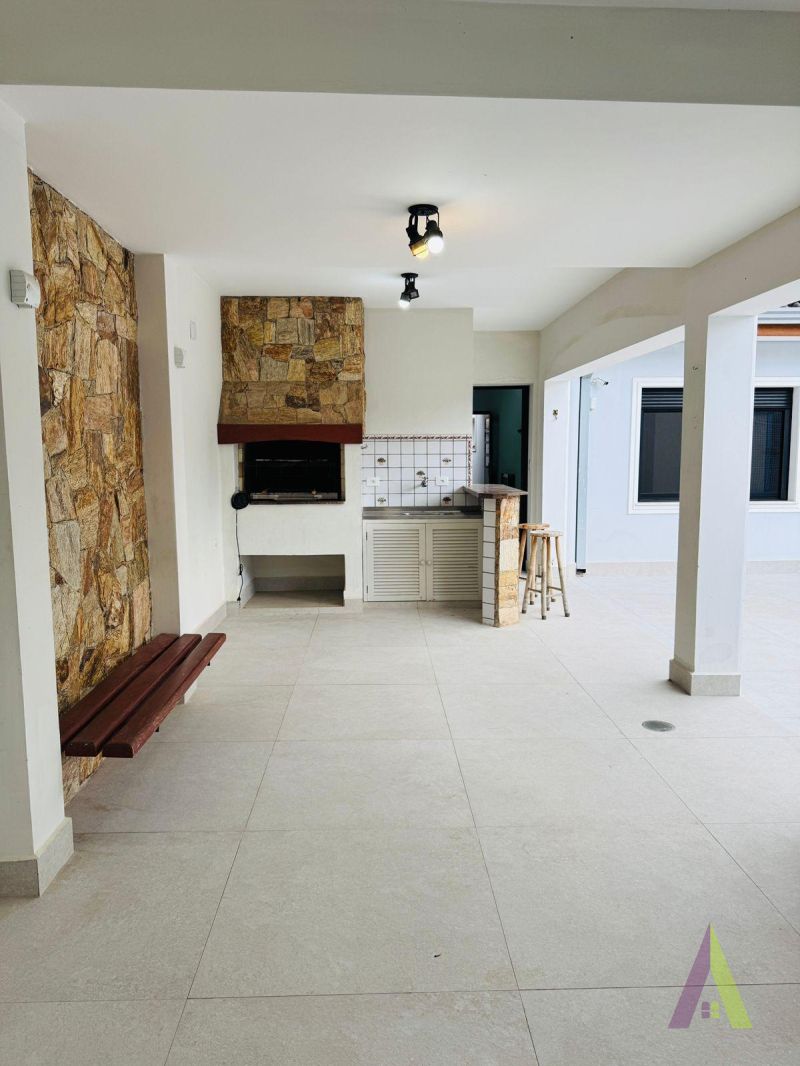 Casa Térrea Alto Padrão em Bairro Tradicional de São Roque!