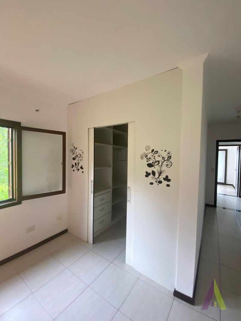 Sobrado de Alto Padrão com Vista Fantástica para a Cidade de São Roque! 