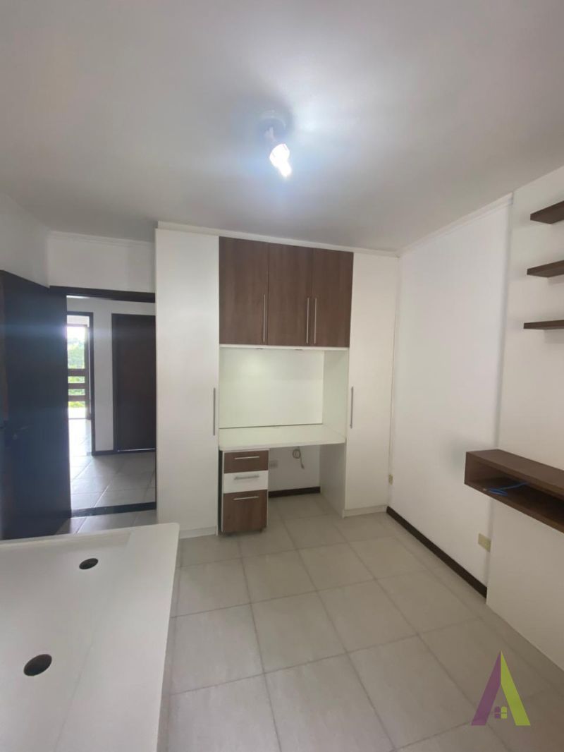 Sobrado de Alto Padrão com Vista Fantástica para a Cidade de São Roque! 