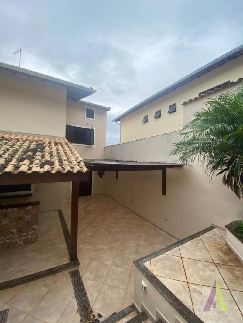 Sobrado de Alto Padrão com Vista Fantástica para a Cidade de São Roque! 