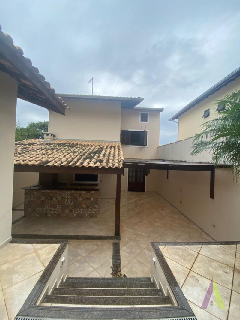 Sobrado de Alto Padrão com Vista Fantástica para a Cidade de São Roque! 