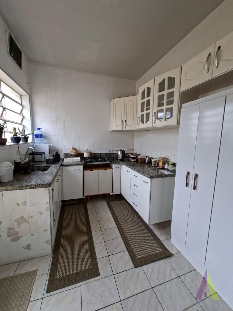 Casa Térrea no Centro de São Roque! 