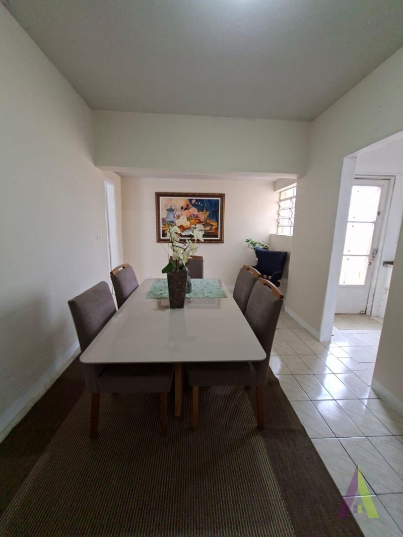 Casa Térrea no Centro de São Roque! 