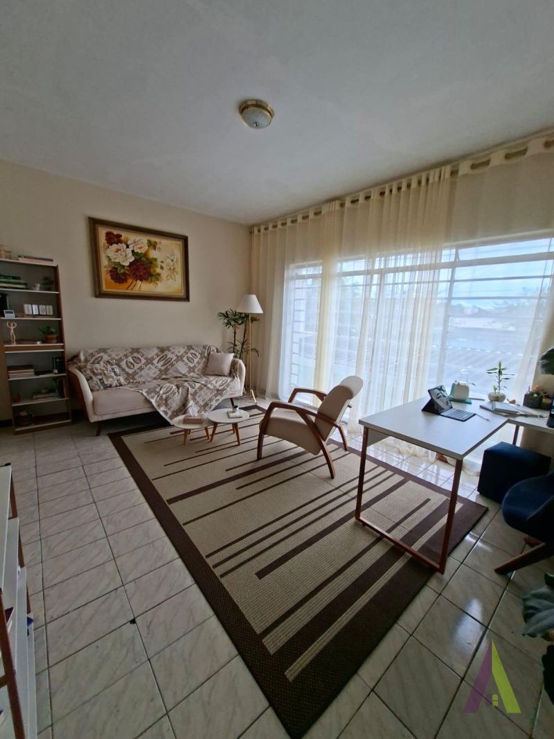 Casa Térrea no Centro de São Roque! 