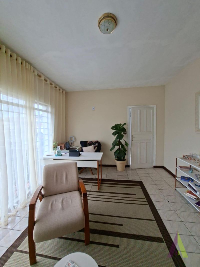 Casa Térrea no Centro de São Roque! 