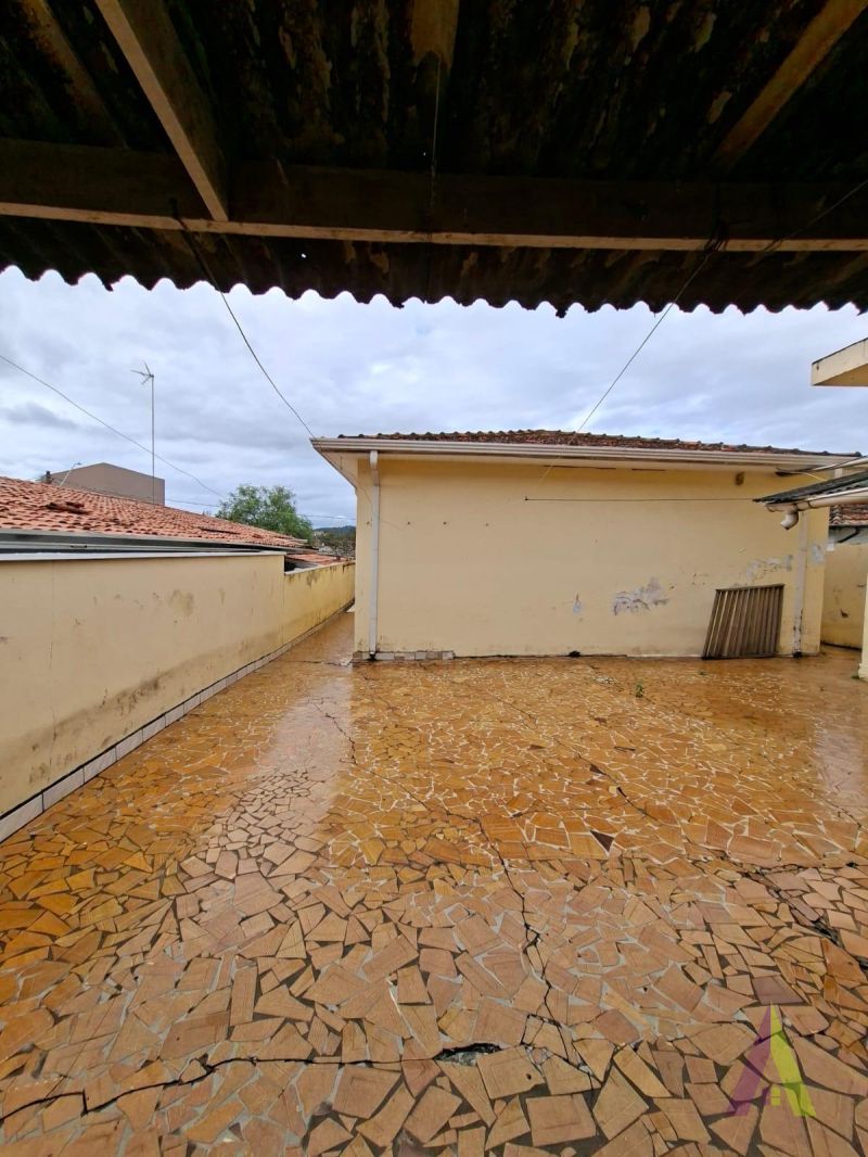 Casa Térrea no Centro de São Roque! 