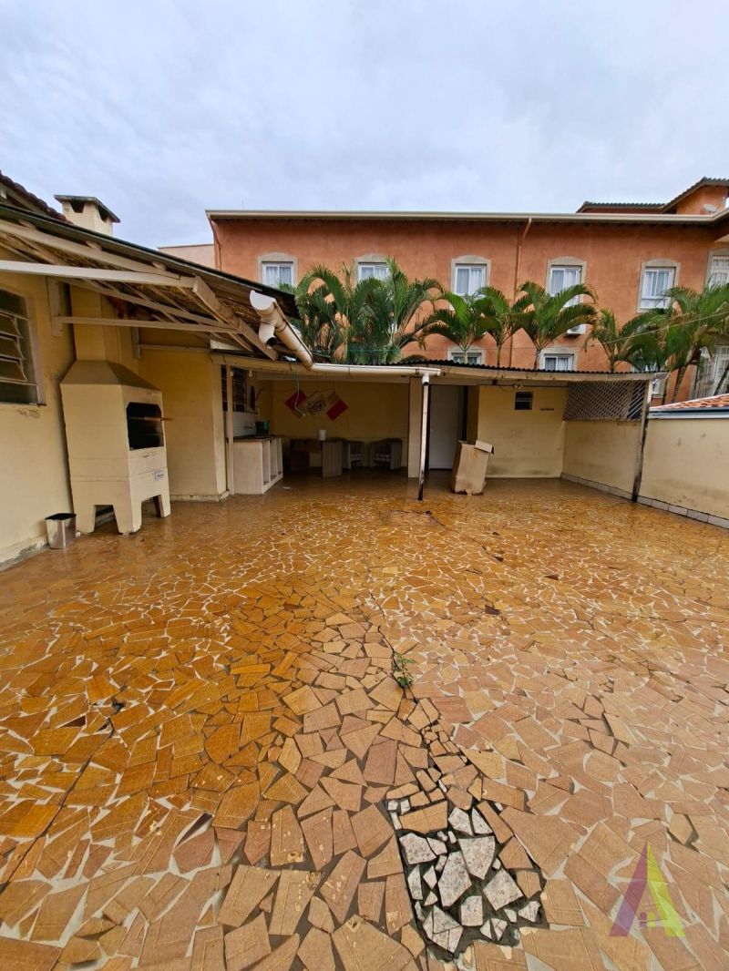 Casa Térrea no Centro de São Roque! 