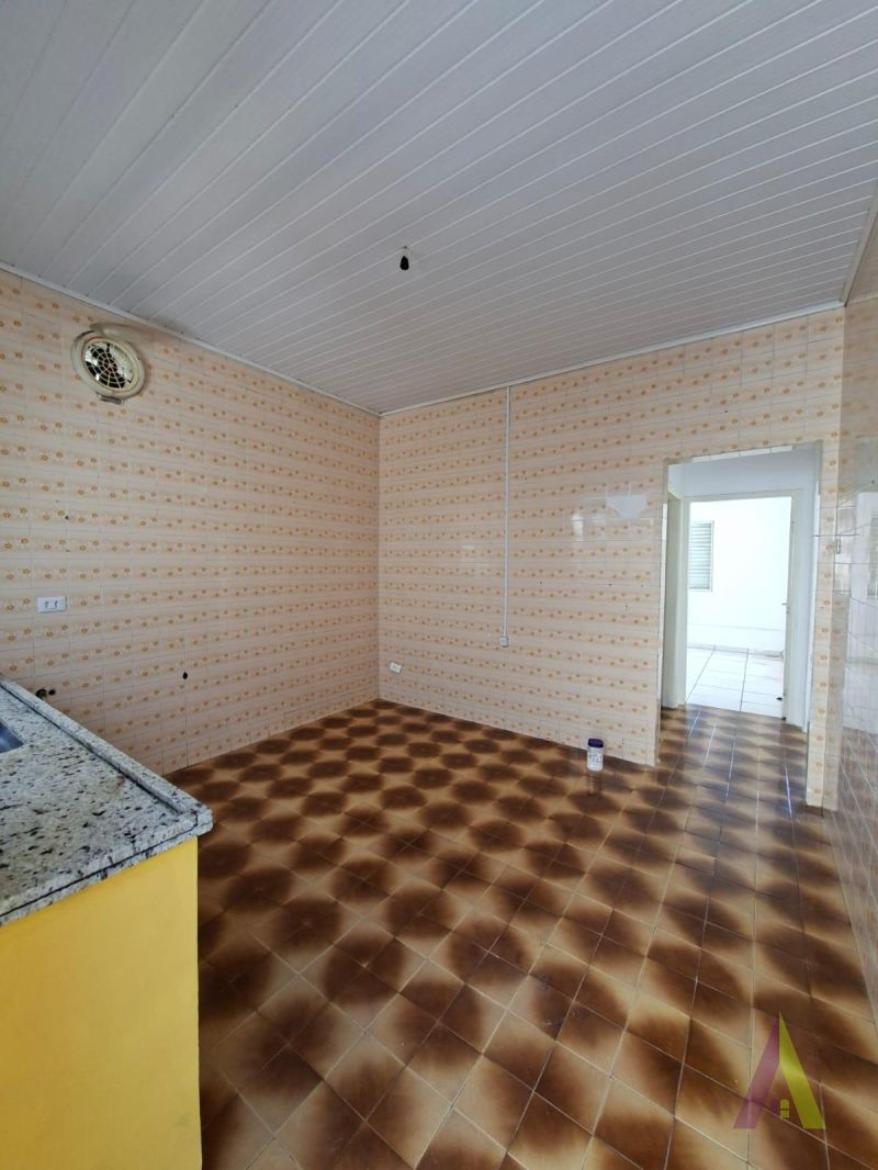 Casa Térrea em Bairro Tradicional de São Roque! 