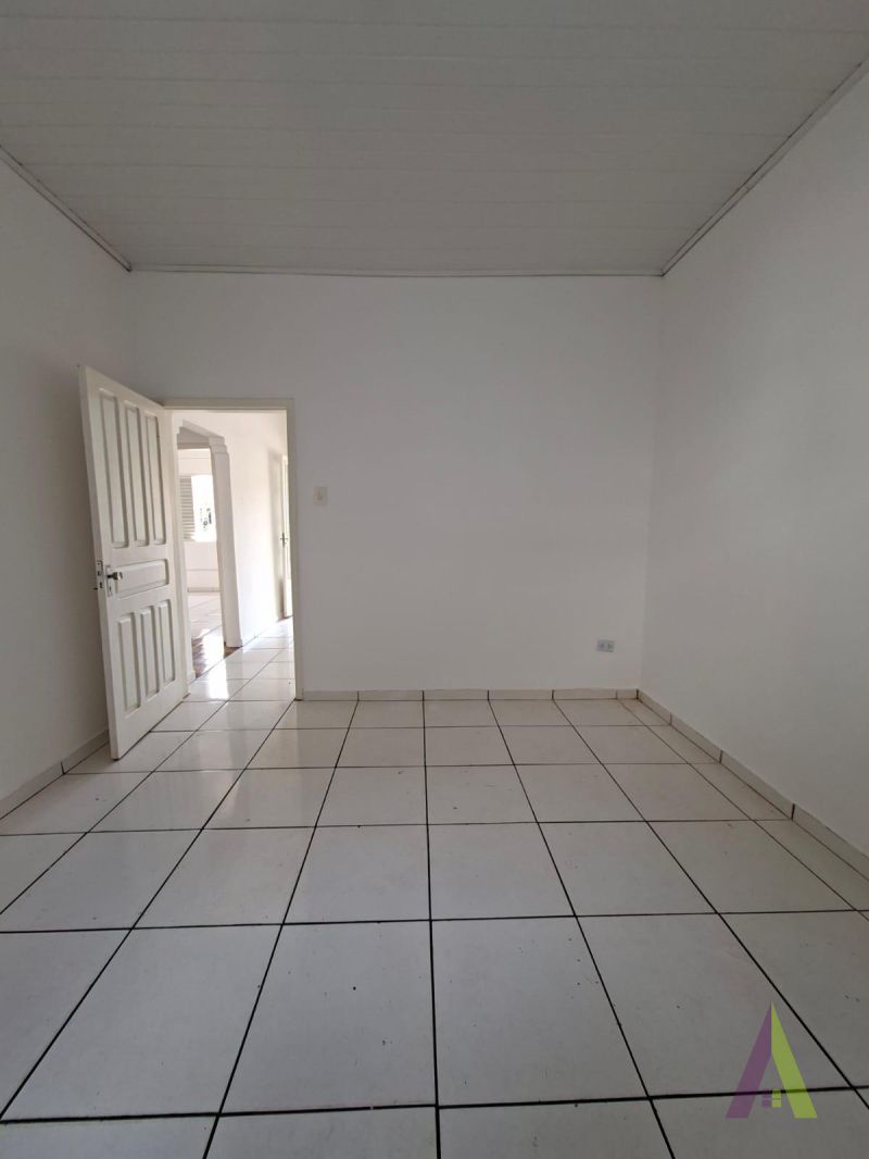 Casa Térrea em Bairro Tradicional de São Roque! 