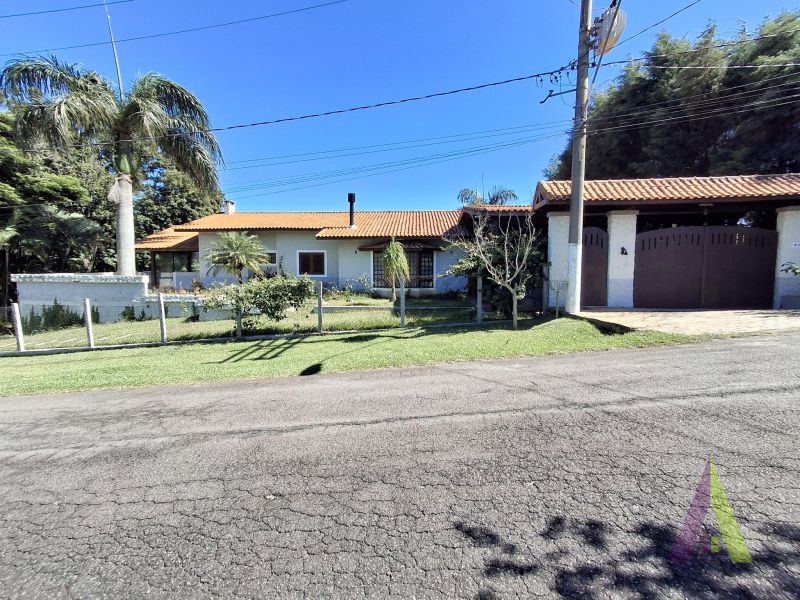 Casa de Alto Padrão em Condomínio com Lago em São Roque!