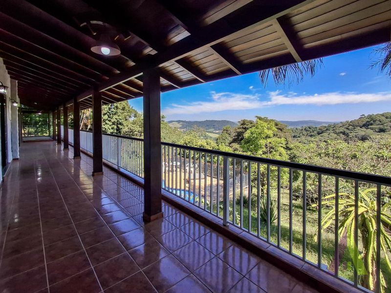 Casa de Alto Padrão em Condomínio com Lago em São Roque!