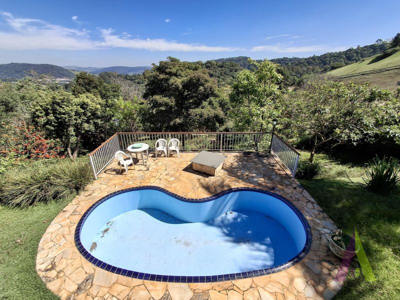 Casa de Alto Padrão em Condomínio com Lago em São Roque!