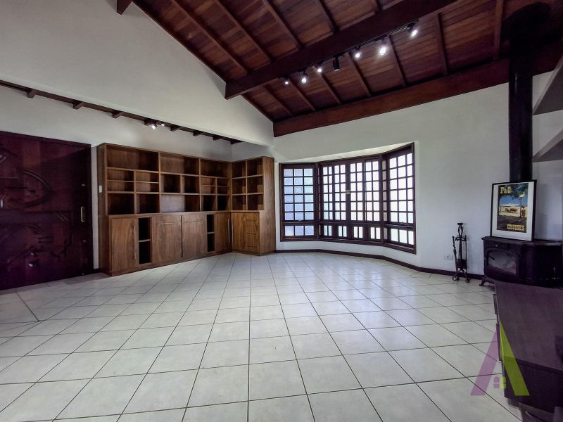 Casa de Alto Padrão em Condomínio com Lago em São Roque!