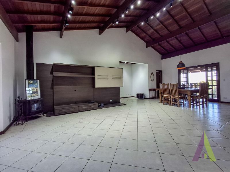 Casa de Alto Padrão em Condomínio com Lago em São Roque!