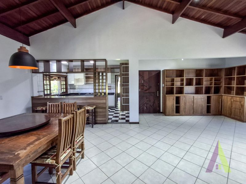 Casa de Alto Padrão em Condomínio com Lago em São Roque!