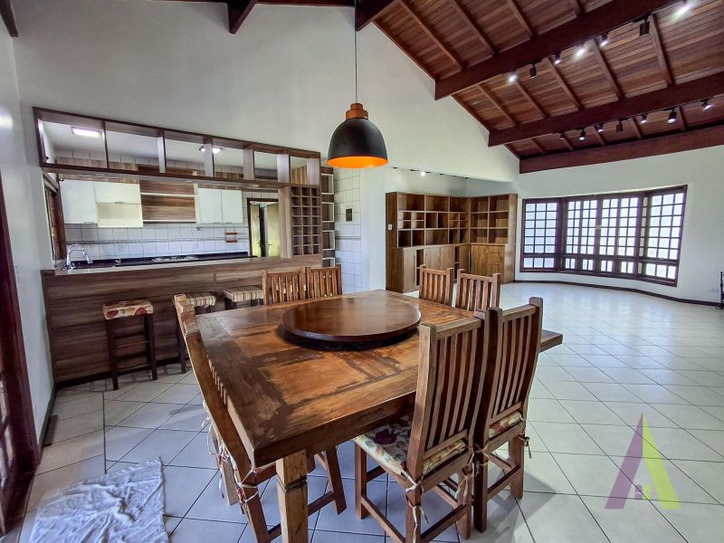 Casa de Alto Padrão em Condomínio com Lago em São Roque!