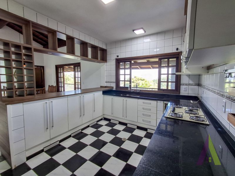 Casa de Alto Padrão em Condomínio com Lago em São Roque!