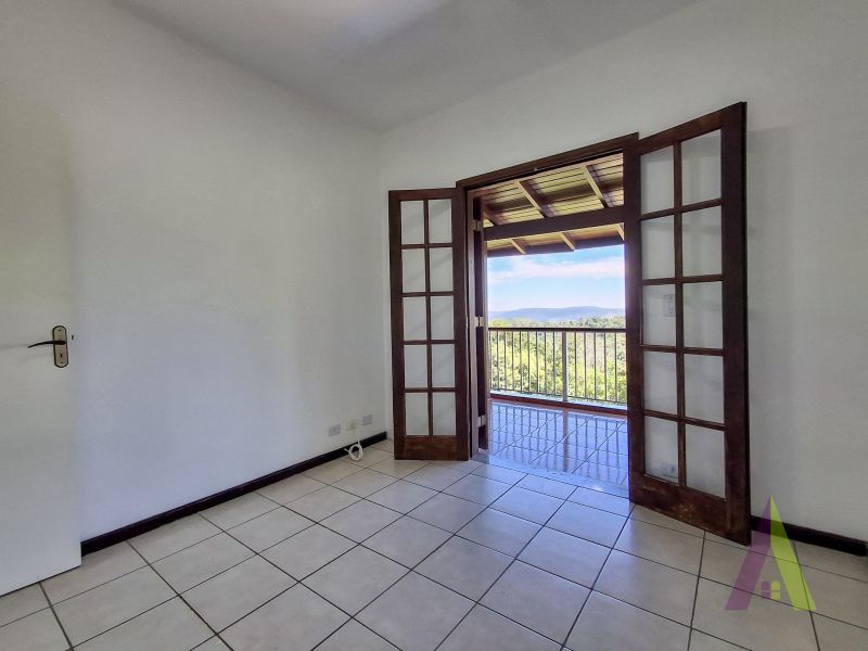 Casa de Alto Padrão em Condomínio com Lago em São Roque!