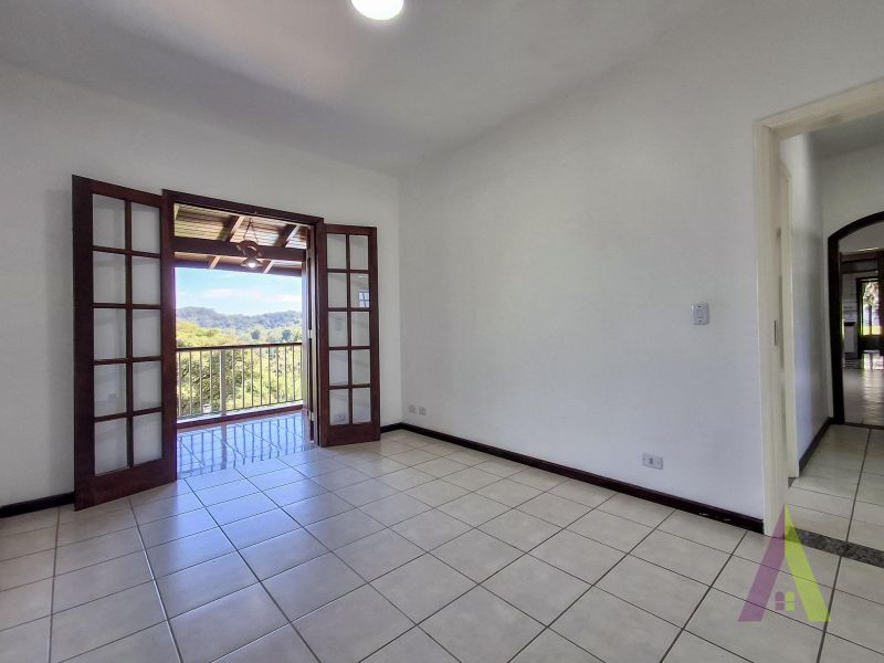 Casa de Alto Padrão em Condomínio com Lago em São Roque!