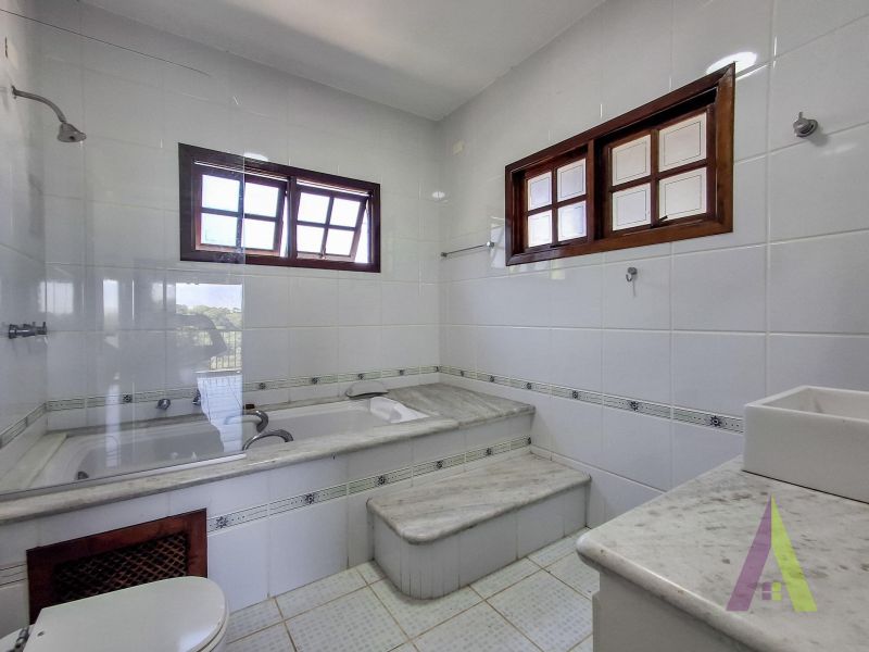 Casa de Alto Padrão em Condomínio com Lago em São Roque!