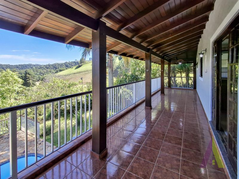 Casa de Alto Padrão em Condomínio com Lago em São Roque!