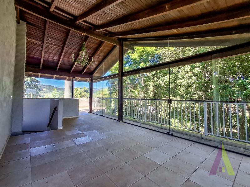 Casa de Alto Padrão em Condomínio com Lago em São Roque!