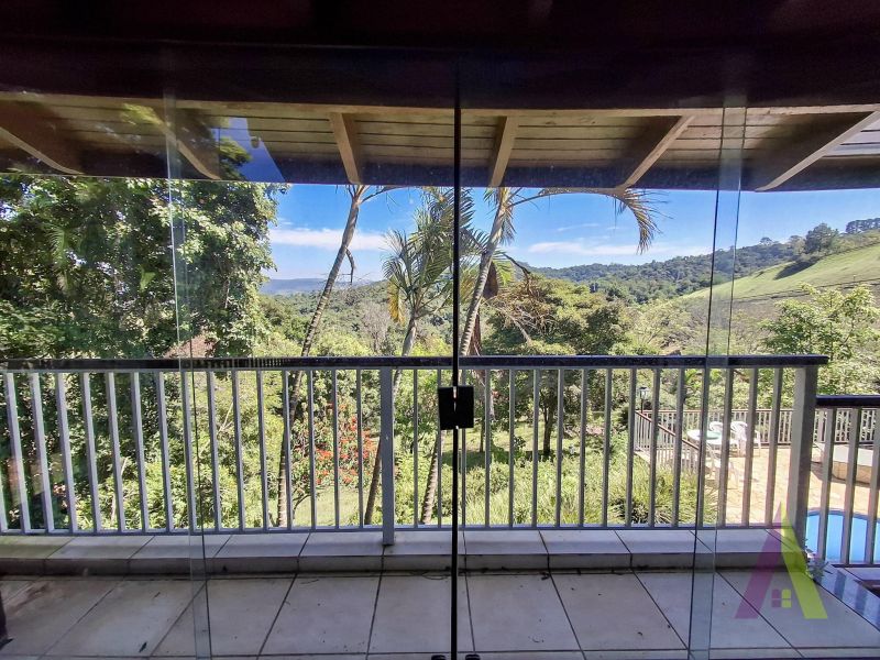 Casa de Alto Padrão em Condomínio com Lago em São Roque!