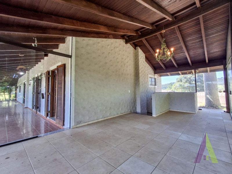 Casa de Alto Padrão em Condomínio com Lago em São Roque!