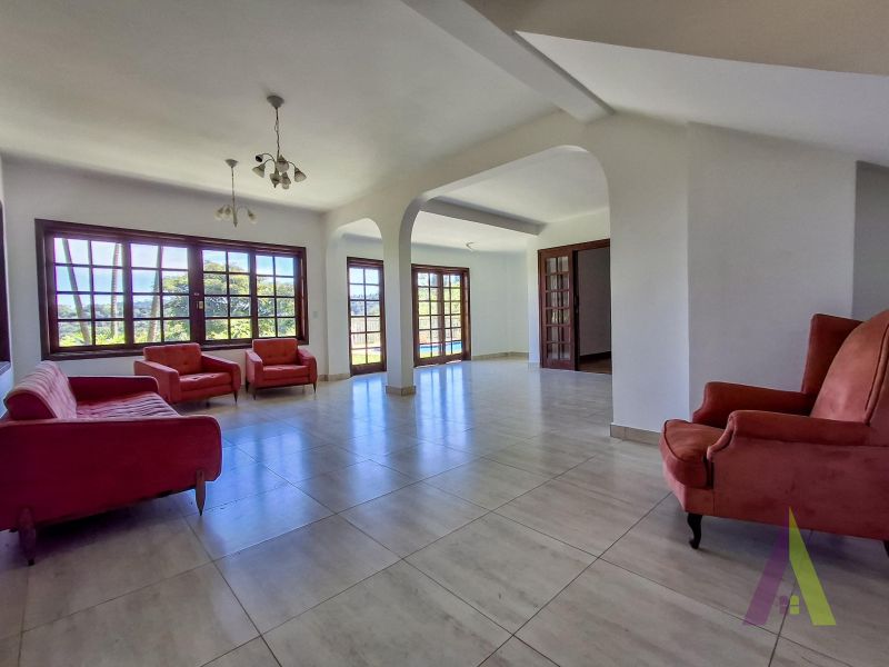 Casa de Alto Padrão em Condomínio com Lago em São Roque!