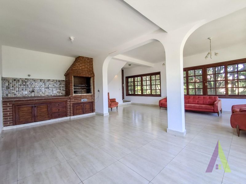 Casa de Alto Padrão em Condomínio com Lago em São Roque!