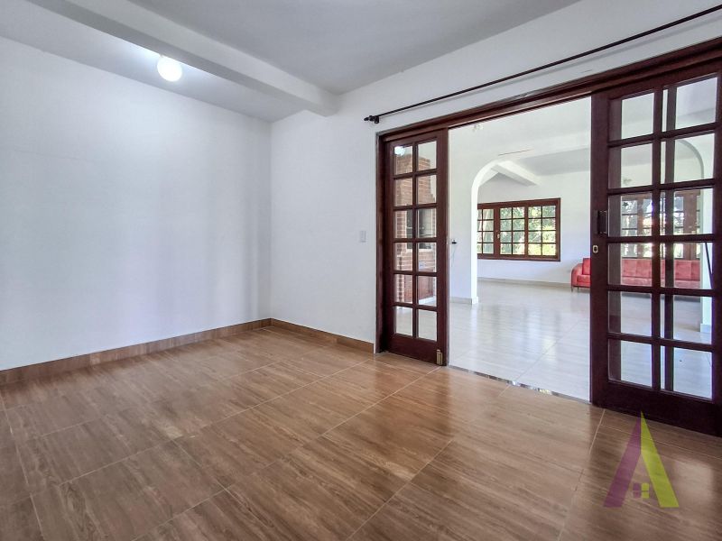 Casa de Alto Padrão em Condomínio com Lago em São Roque!