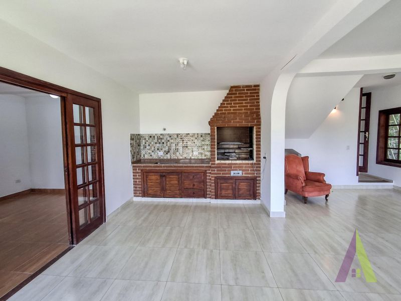 Casa de Alto Padrão em Condomínio com Lago em São Roque!