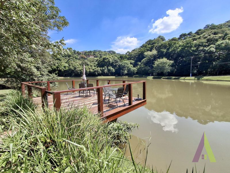 Casa de Alto Padrão em Condomínio com Lago em São Roque!