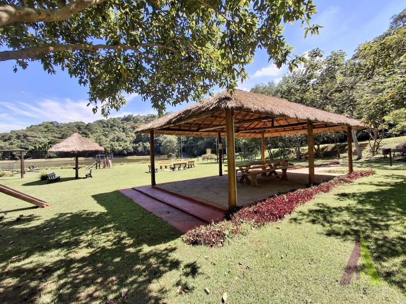 Casa de Alto Padrão em Condomínio com Lago em São Roque!
