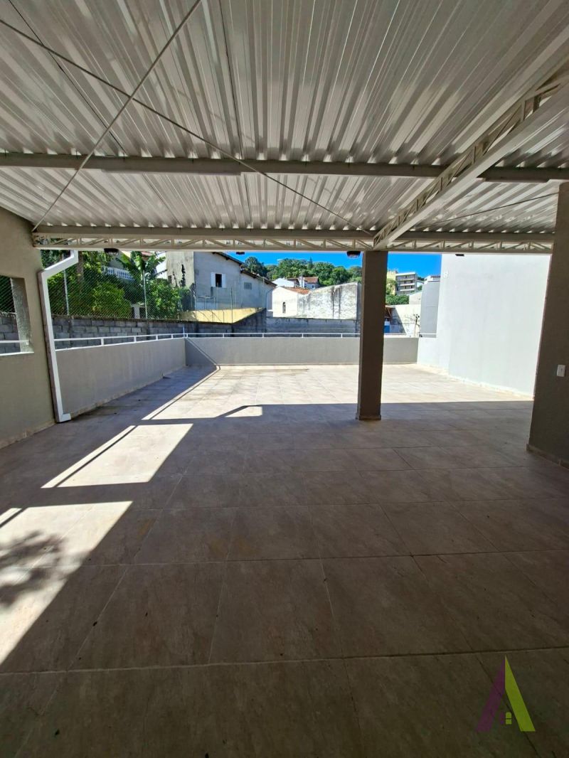 Kitnet no Centro de São Roque! 