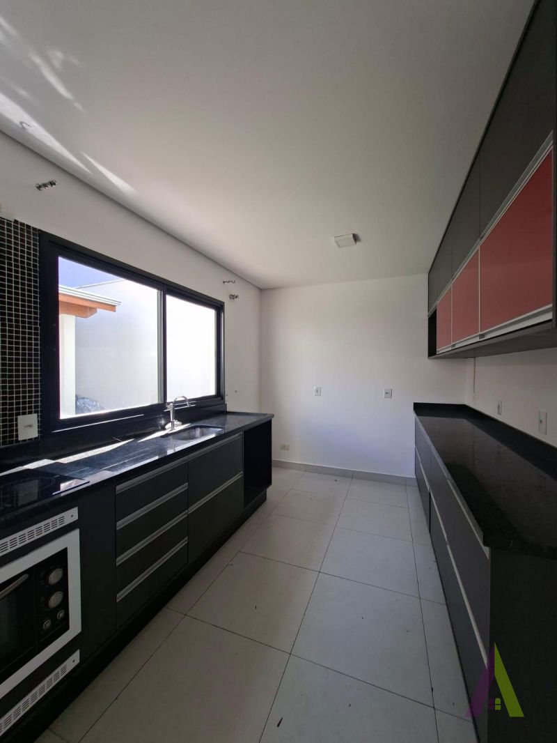 Casa em Condomínio Fechado com Área Gourmet em São Roque!