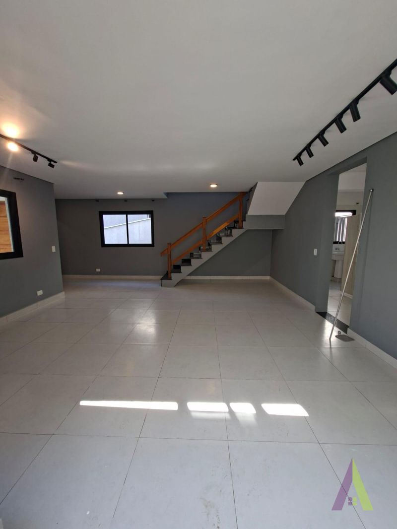 Casa em Condomínio Fechado com Área Gourmet em São Roque!