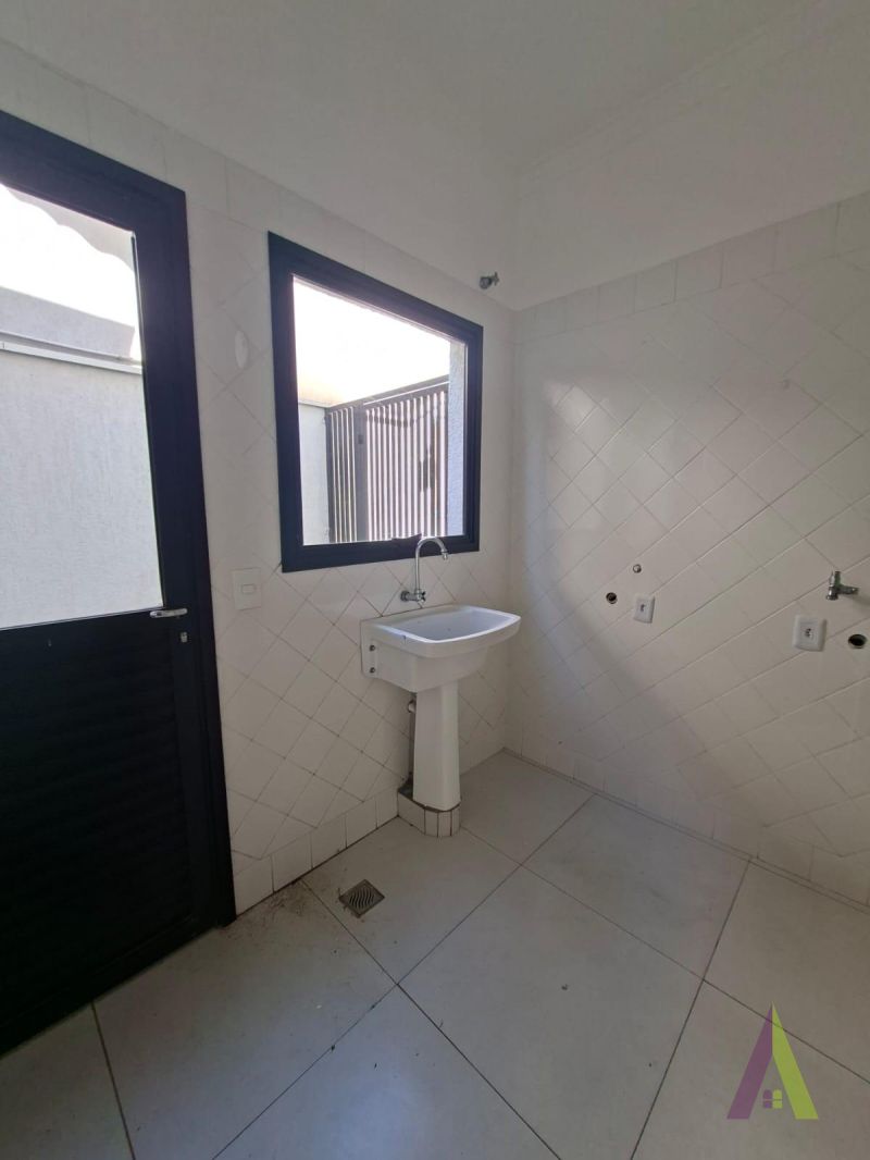 Casa em Condomínio Fechado com Área Gourmet em São Roque!