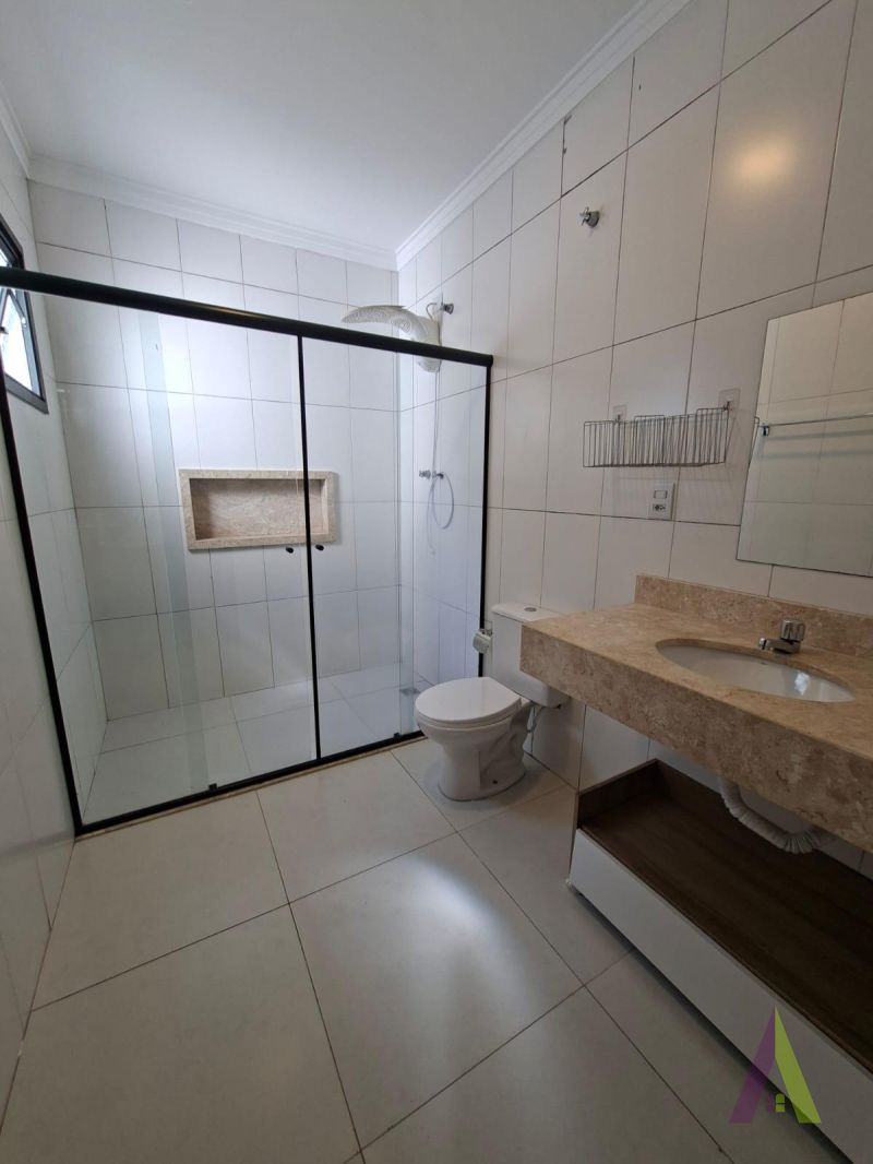 Casa em Condomínio Fechado com Área Gourmet em São Roque!