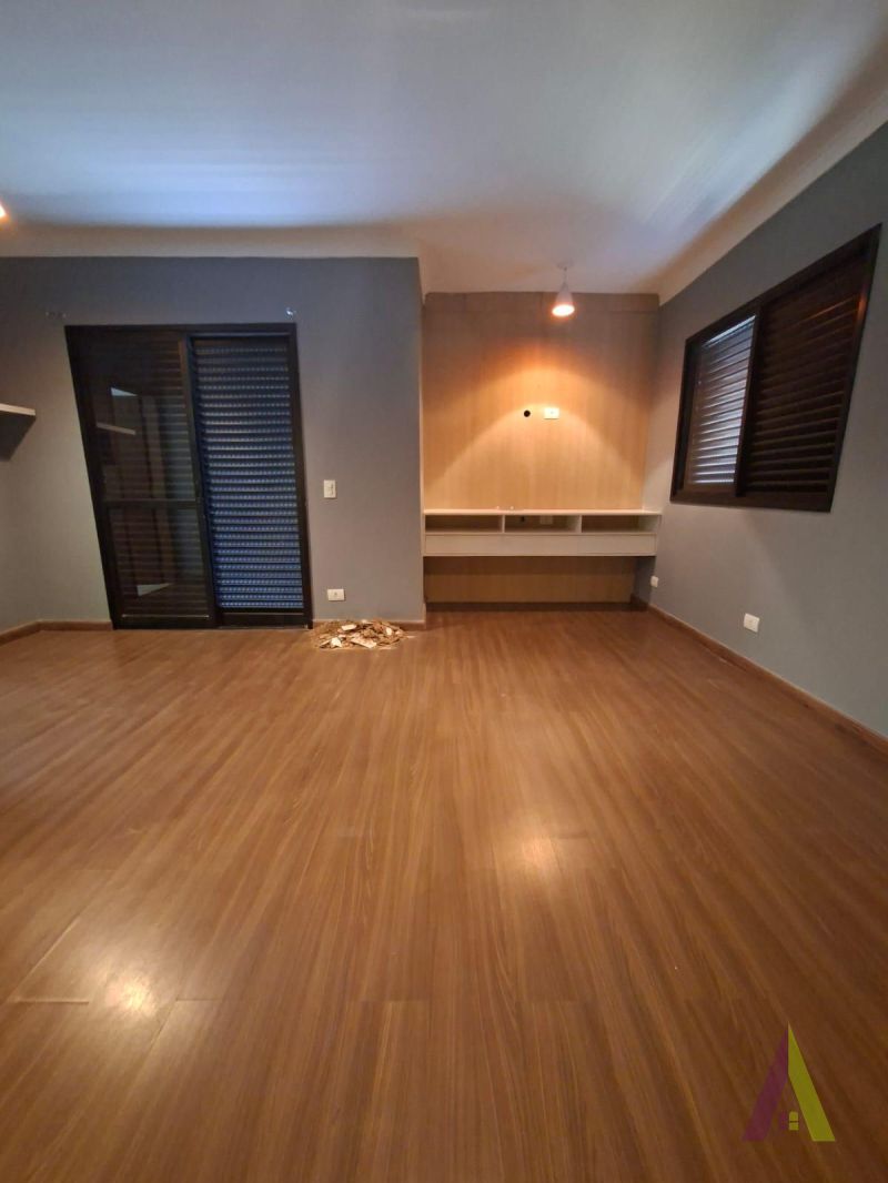 Casa em Condomínio Fechado com Área Gourmet em São Roque!