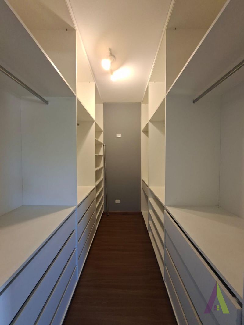 Casa em Condomínio Fechado com Área Gourmet em São Roque!